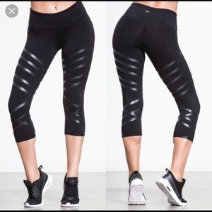 Alo Yoga Airbrush Capri - Black/Black Lineal